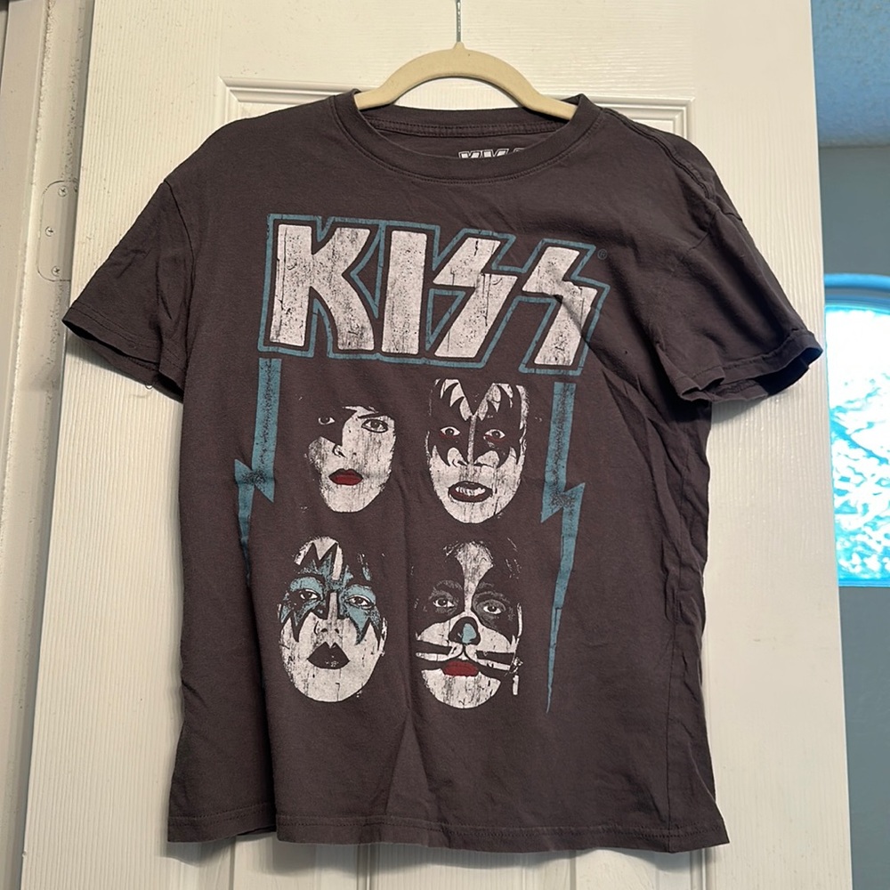 KISS tee